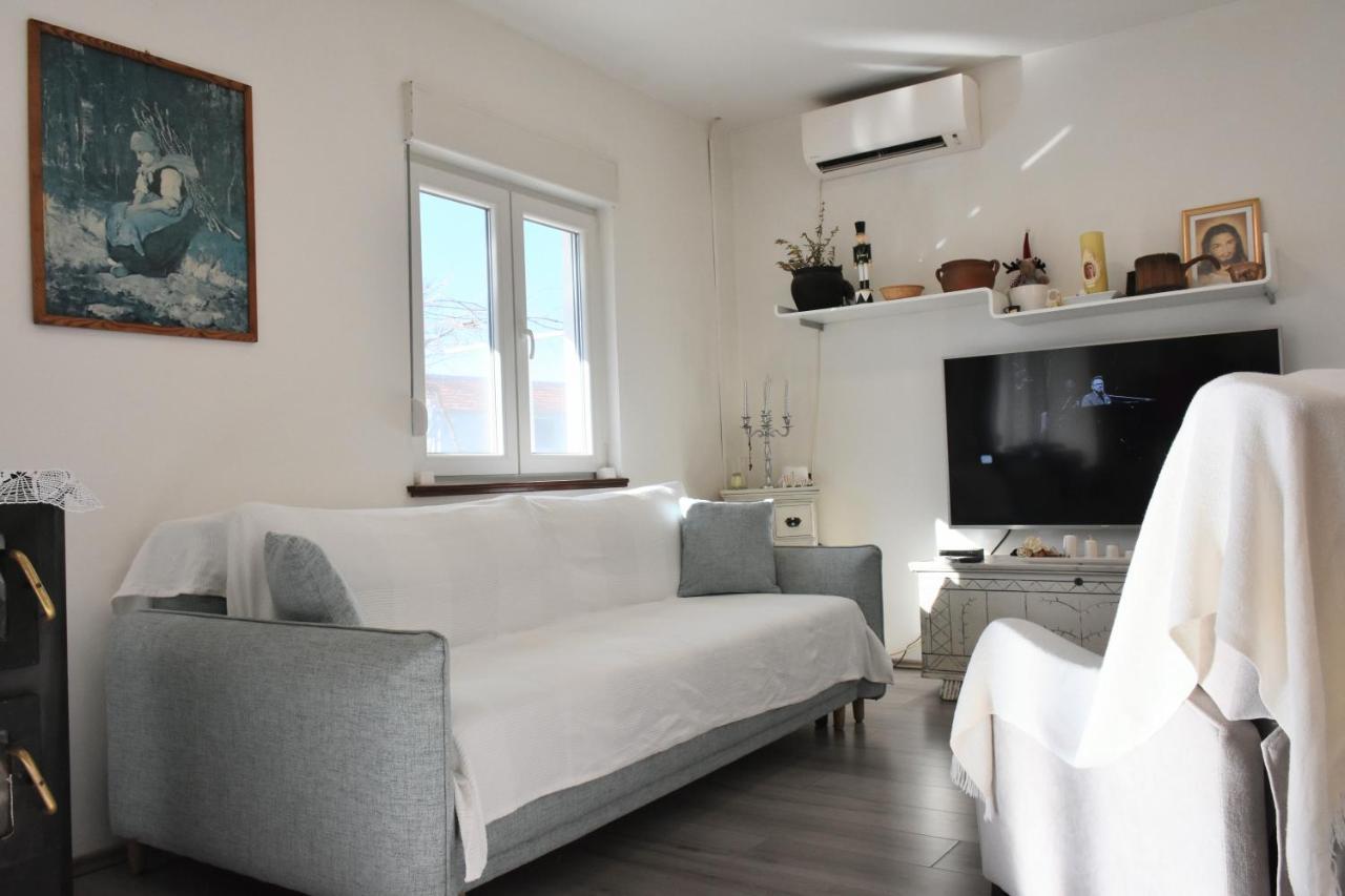 Villa Marie With Pool, Two Bedrooms For 4+2Kids Cavoglave Bagian luar foto